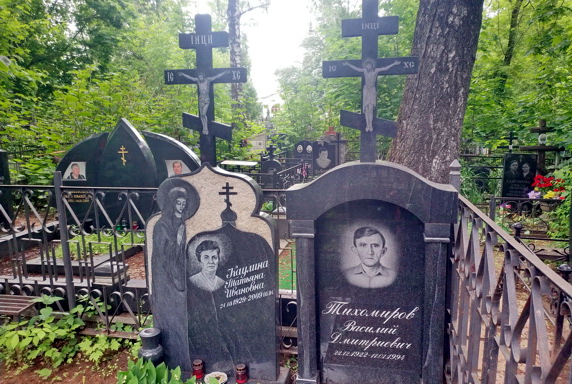 Два памятника с православными крестами в навершии