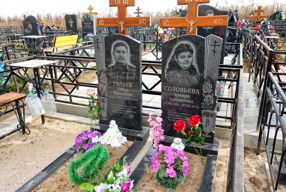 Два симметричных вертикальных памятника