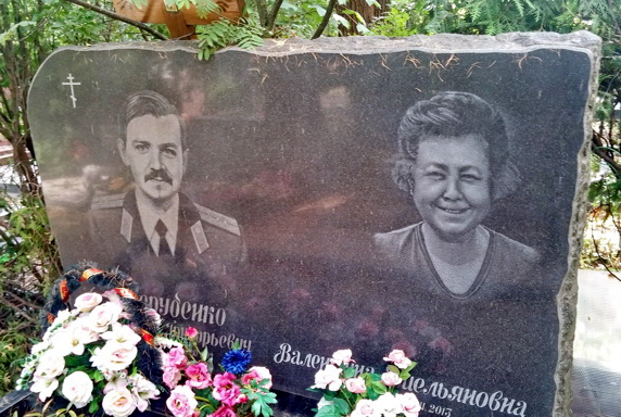 Горизонтальный гранитный памятник с двумя портретами