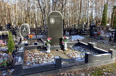 Гранитное надгробье под естественный скол и дорожка из брусчатки