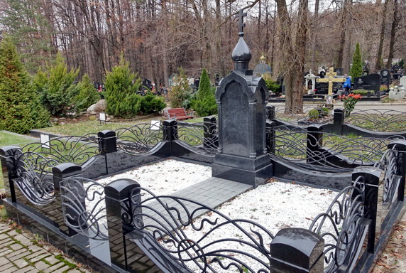Массивный памятник в православном стиле и дорожка из гранитной плитки