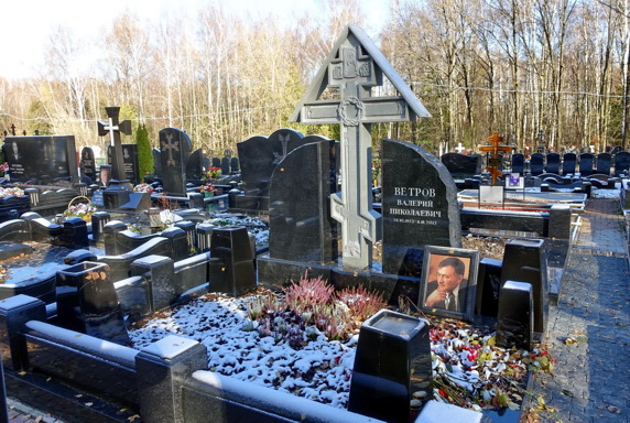 Необычная композиция с православным крестом посередине