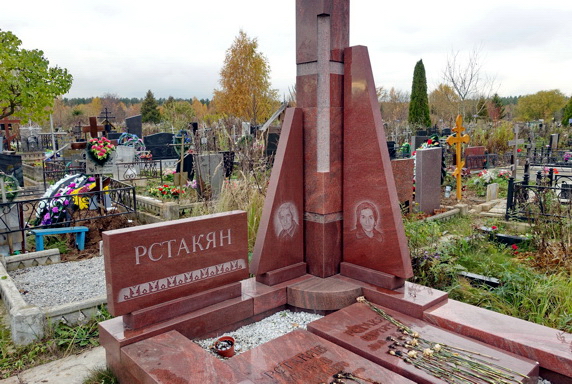 Необычный мемориальный комплекс из полированного камня