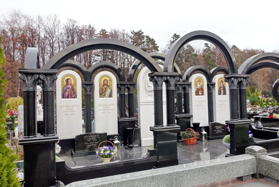 Опирающиеся на резные капители полукруглые гранитные своды