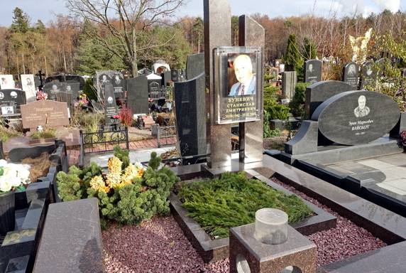 Памятник из двух срезанных стел и фотографии покойного на стекле