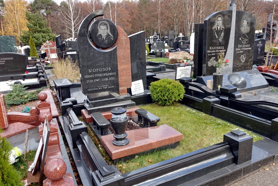 Памятник из гранита с круглой вставкой с портретом покойного