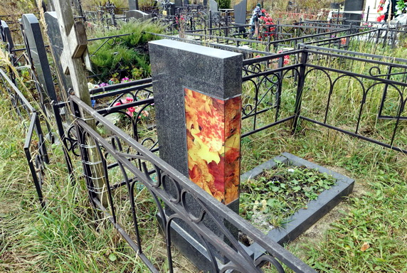 Памятник с цветными вставками на стекле вид сзади