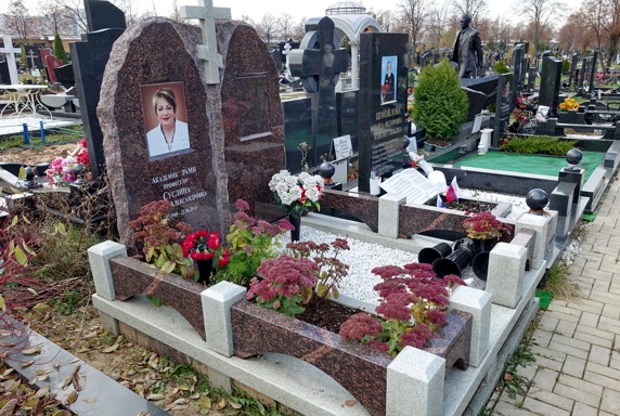 Широкий памятник с краем под естественный скол и фигурой православного креста