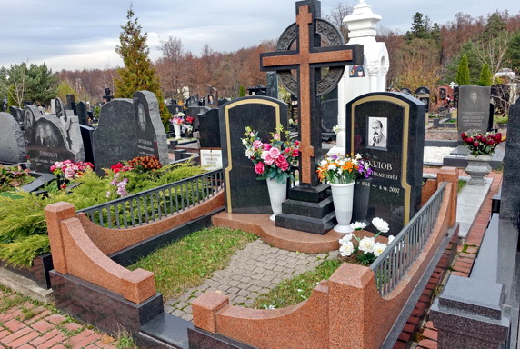 Сложная мемориальная композиция с дорожкой из гранитной брусчатки