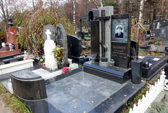 Составная мемориальная композиция на одного покойного на участке без ограждения