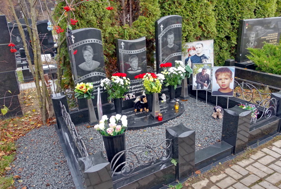 Три надгробья в форме единой киноленты и цветные портреты покойных