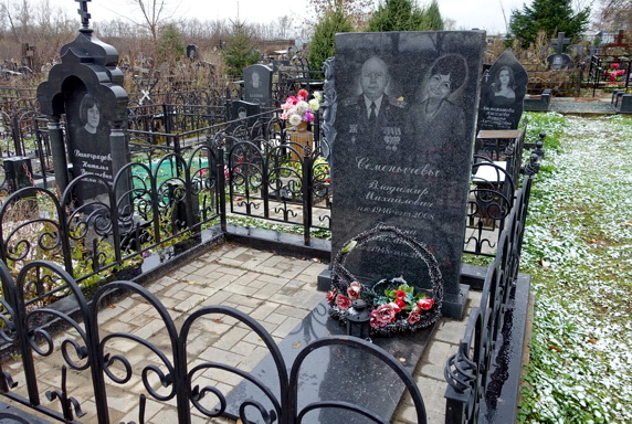Вертикальный парный памятник прямоугольной формы