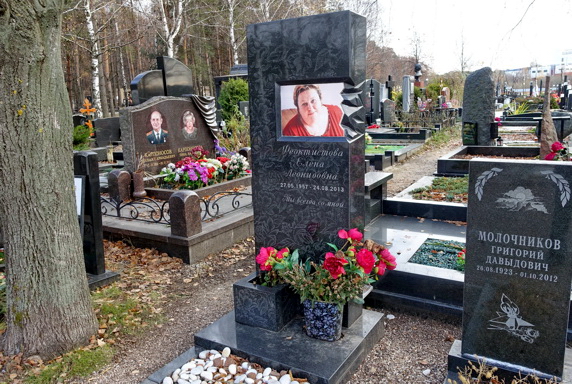 Вставка цветного портрета на керамике в надгробье из чёрного камня