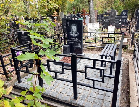 Гранитный памятник и классическое оформление могилы